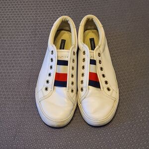 Tommy Hilfiger Women’s White Sneakers Size 7M Style TWLAVEN-R Leather Sole